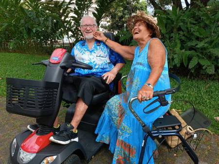 Papy Mamie Gresset Déambulateur Scooter Rire-min